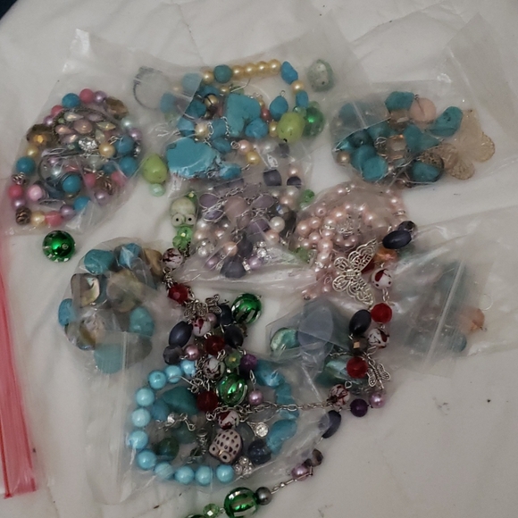 35+pcs wareable bead jewelry1 lb. lot #1 - Picture 3 of 3